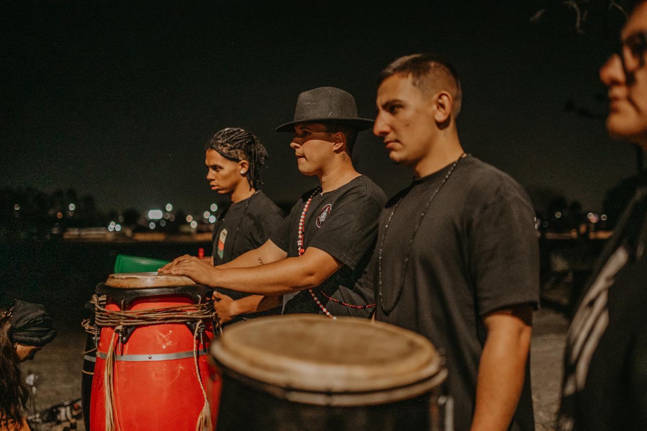 Toque de atabaques na beira do rio