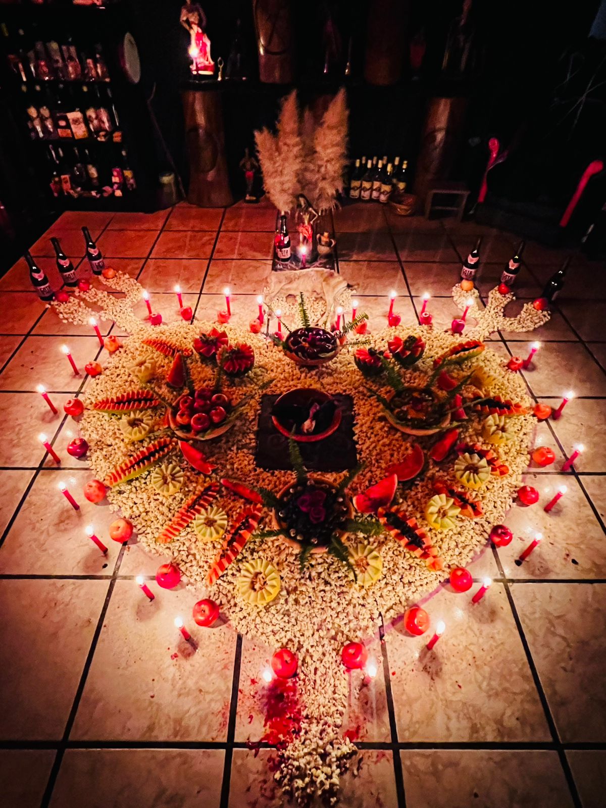 Mandala ritualística em formato de coração com velas