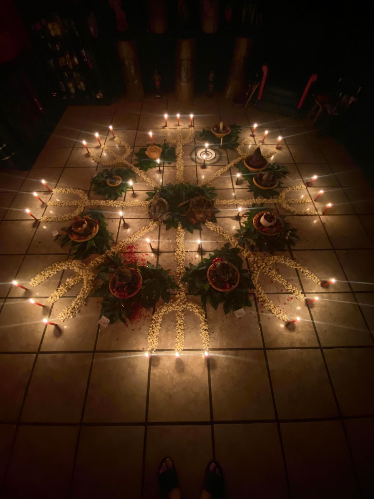 Mandala de pipoca com velas no salão ritualístico