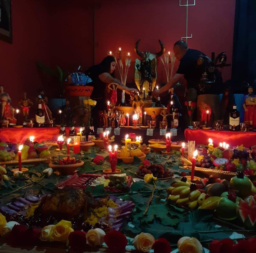 Altar com oferendas e velas