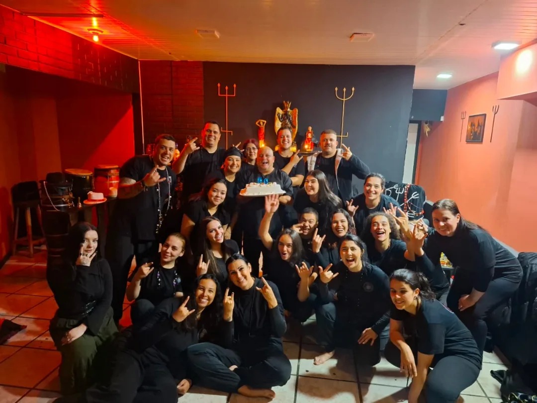 Fraternidade reunida no salão do templo