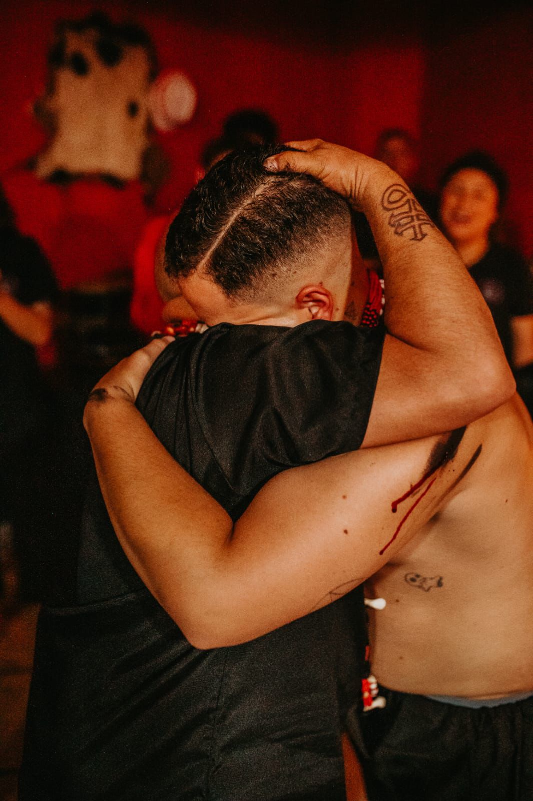Abraço ritualístico durante trabalho no templo