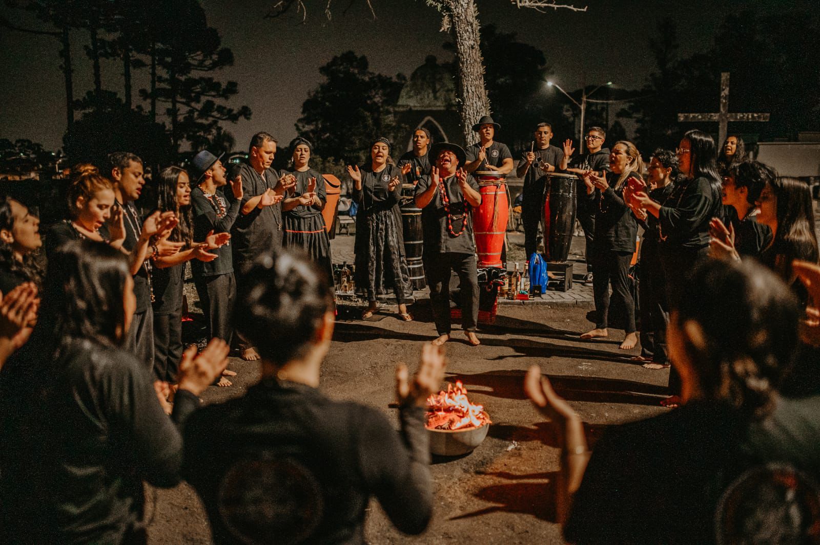 Gira noturna com fraternidade reunida em círculo
