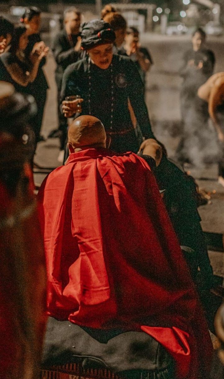 Trabalho ritualístico com capa vermelha na gira