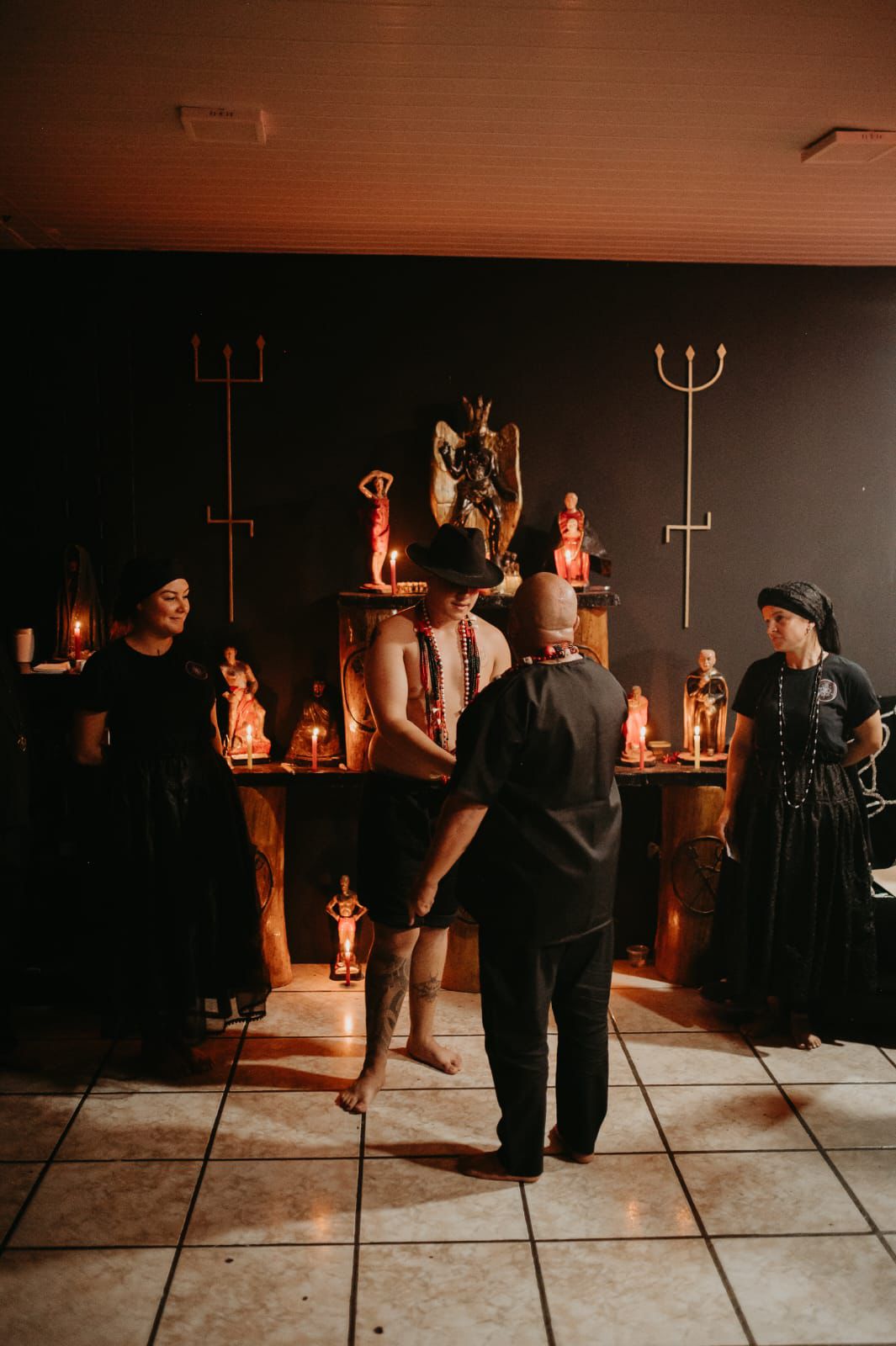 Ritual diante do altar com assentamentos e velas