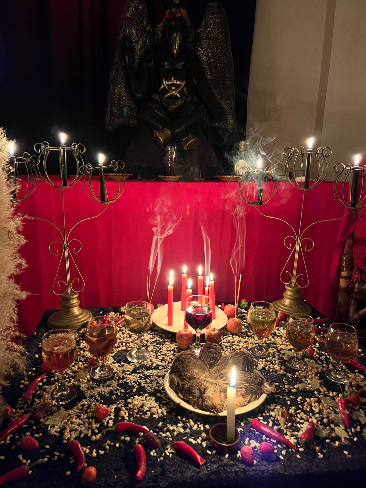 Altar de Baphomet com candelabros