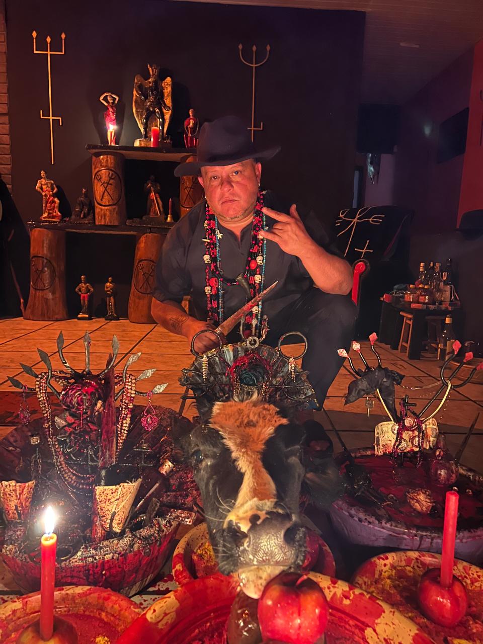 Tata Nganga Baru Muloko — Mestre Rodrigo Carvalho em ritual de Quimbanda Luciferiana